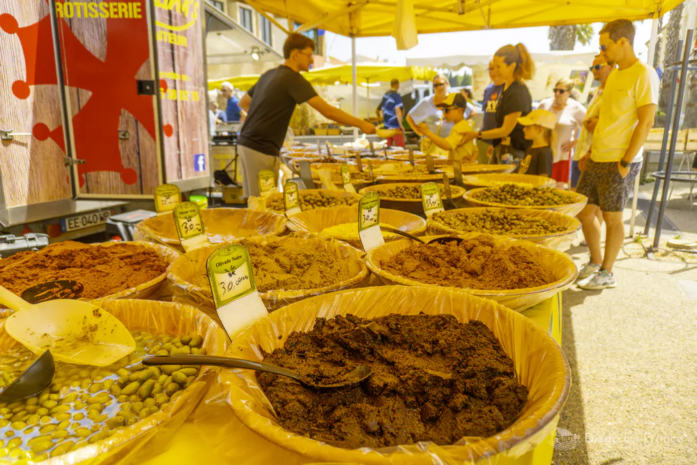 Fotografía de diegoenfrance.com de puestos de tapenade y aceitunas en el mercado de Gruissan.