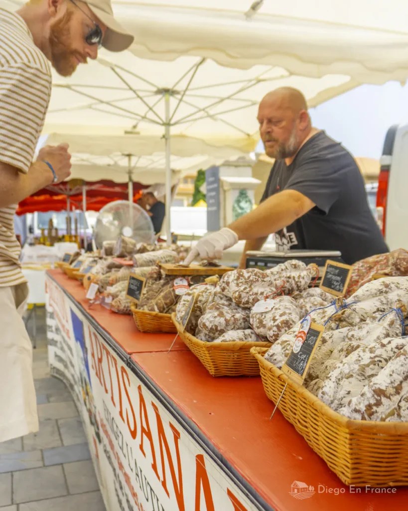 Fotografía de diegoenfrance.com de puesto de embutidos en el mercado de Gruissan.