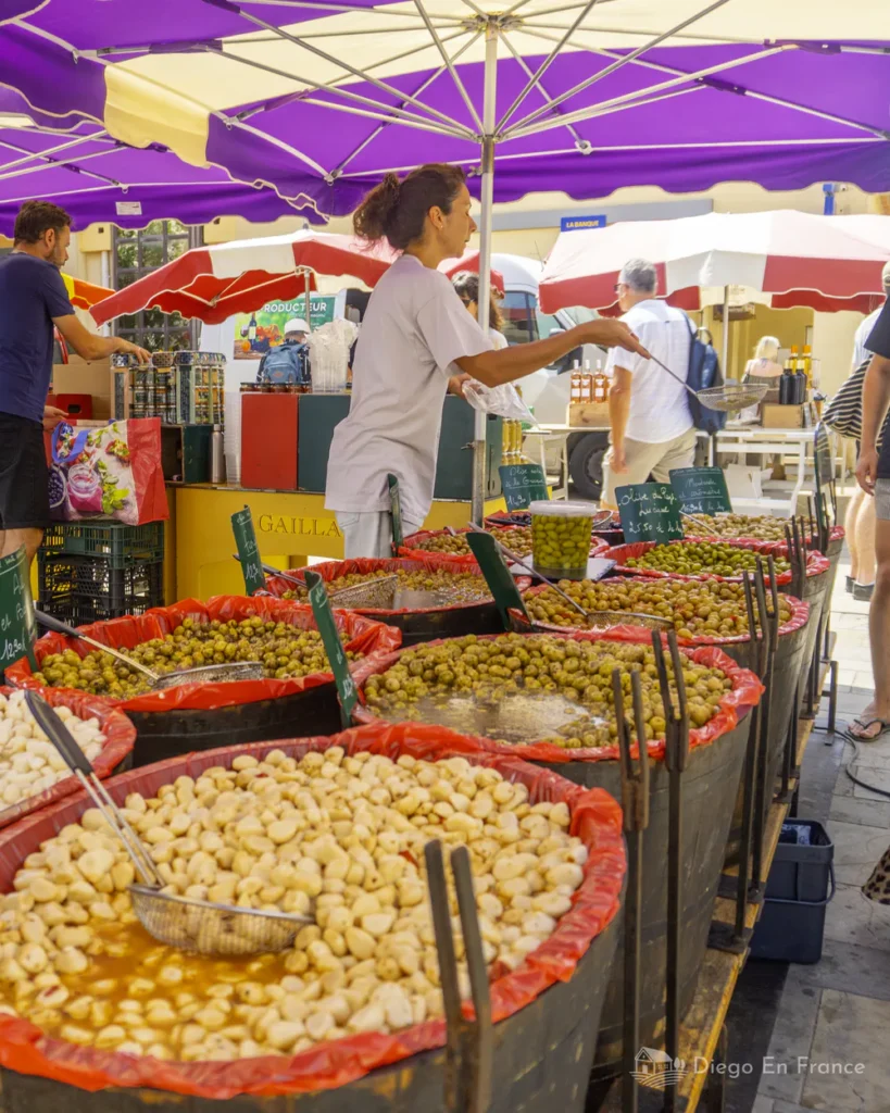 Fotografía de diegoenfrance.com de puesto de aceitunas en mercado de Gruissan.