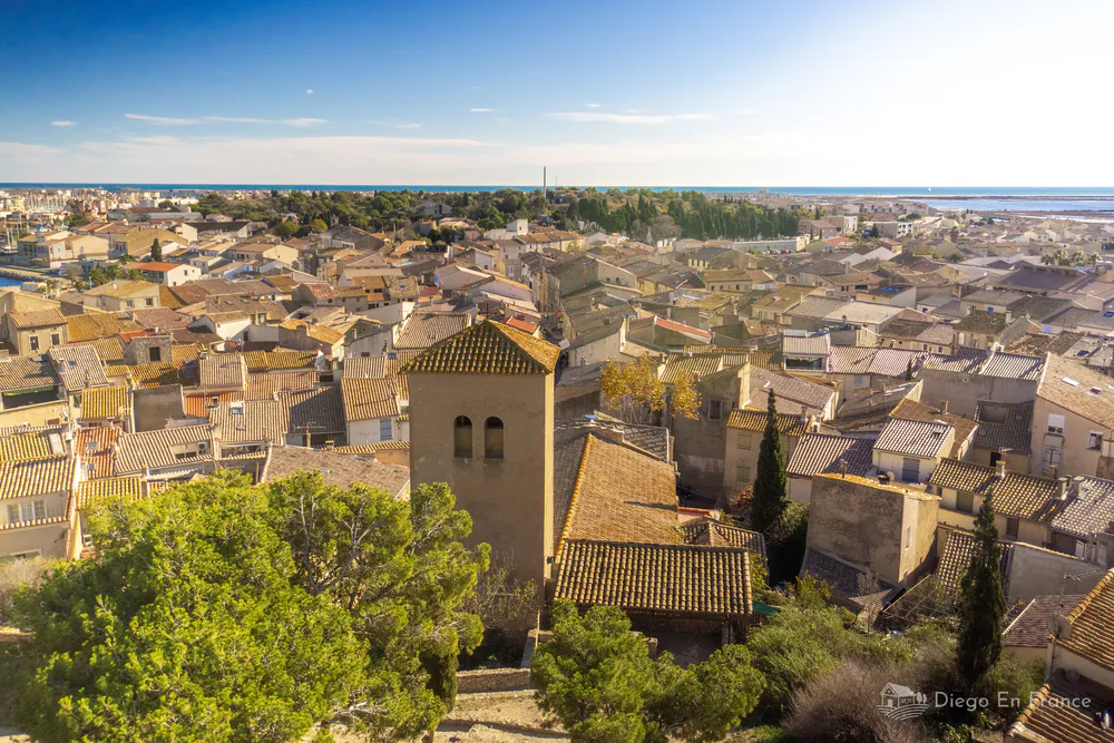 Fotografía de diegoenfrance.com de vista aérea de Gruissan con tejados y mar Mediterráneo al fondo.