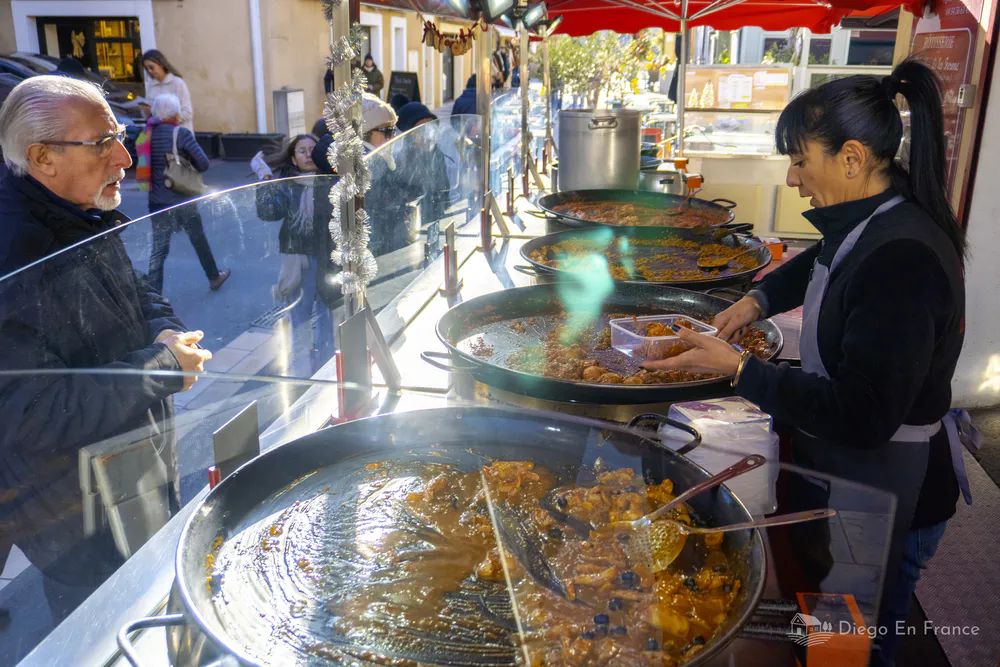 Fotografía de diegoenfrance.com de paella servida en el mercado de Gruissan.