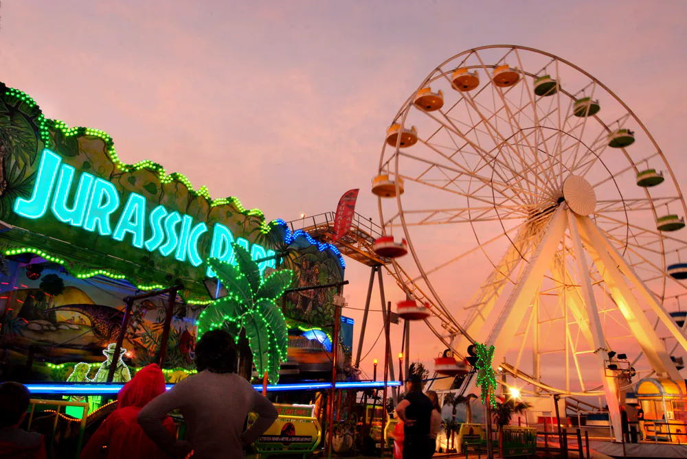 Fotografía de diegoenfrance.com de atracciones en Pirat’Parc de Gruissan con noria y temática Jurassic Park.