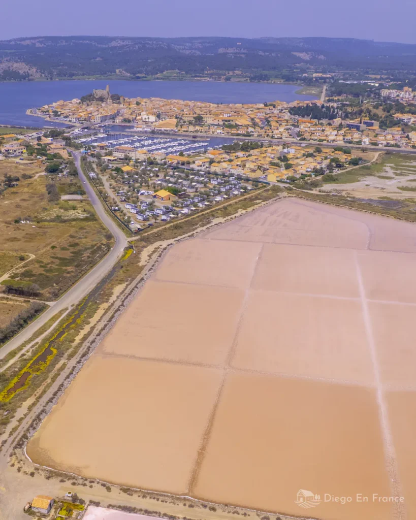 Fotografía de diegoenfrance.com de vista aérea de salinas y casco antiguo de Gruissan junto al puerto.