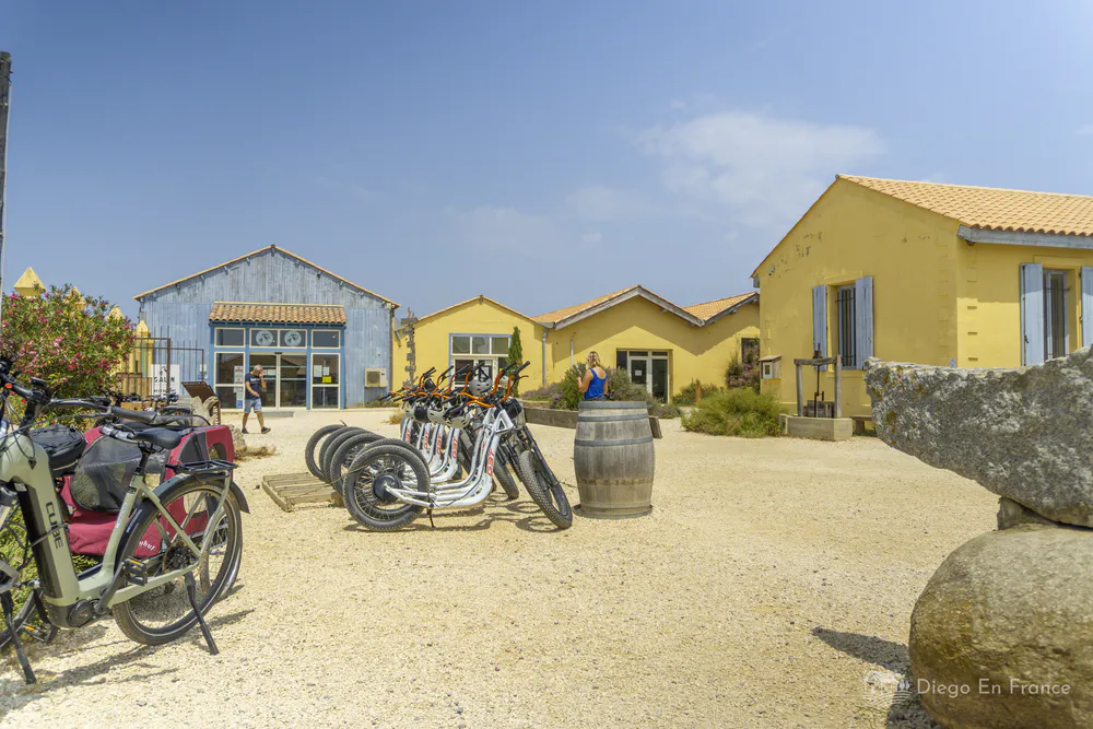 Fotografía de diegoenfrance.com de bicicletas en área turística junto a las salinas de Gruissan.