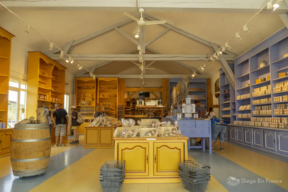 Fotografía de diegoenfrance.com de tienda en las salinas de Gruissan con productos gourmet y artesanales.
