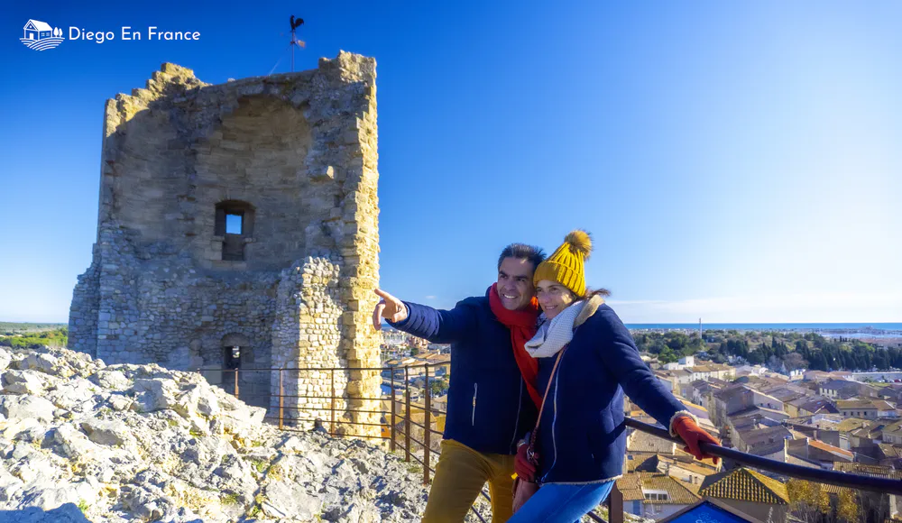Fotografía de diegoenfrance.com de pareja en la Torre Barberousse disfrutando vistas sobre Gruissan.