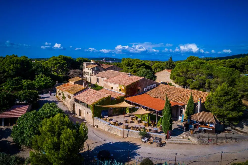 Fotografía de diegoenfrance.com del Château le Bouïs y sus viñedos en Gruissan.