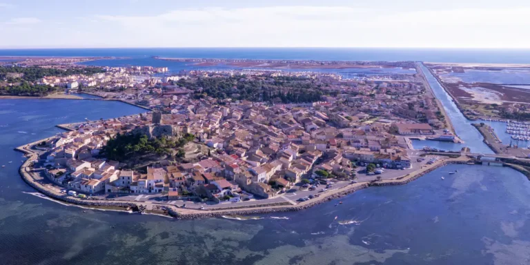 Foto aerea de diegoenfrance.com, del pequeño pueblo pescador de Gruissan, en el sur de Francia