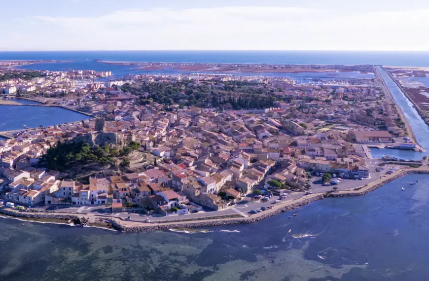 Foto aerea de diegoenfrance.com, del pequeño pueblo pescador de Gruissan, en el sur de Francia