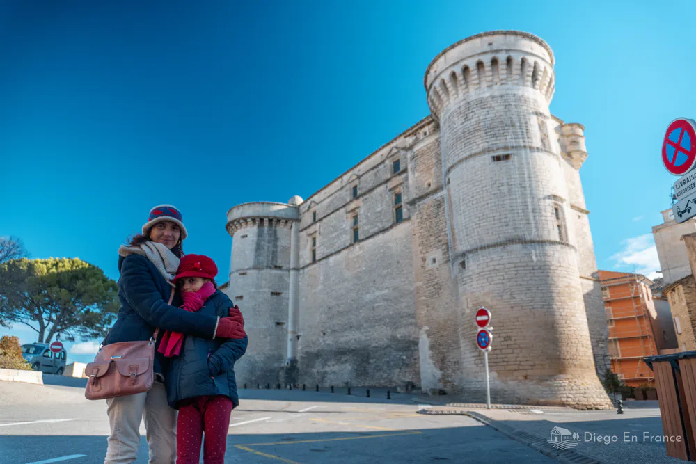 Mother and daughter in front of the majestic castle of Gordes, a symbol of Provence's architectural heritage.