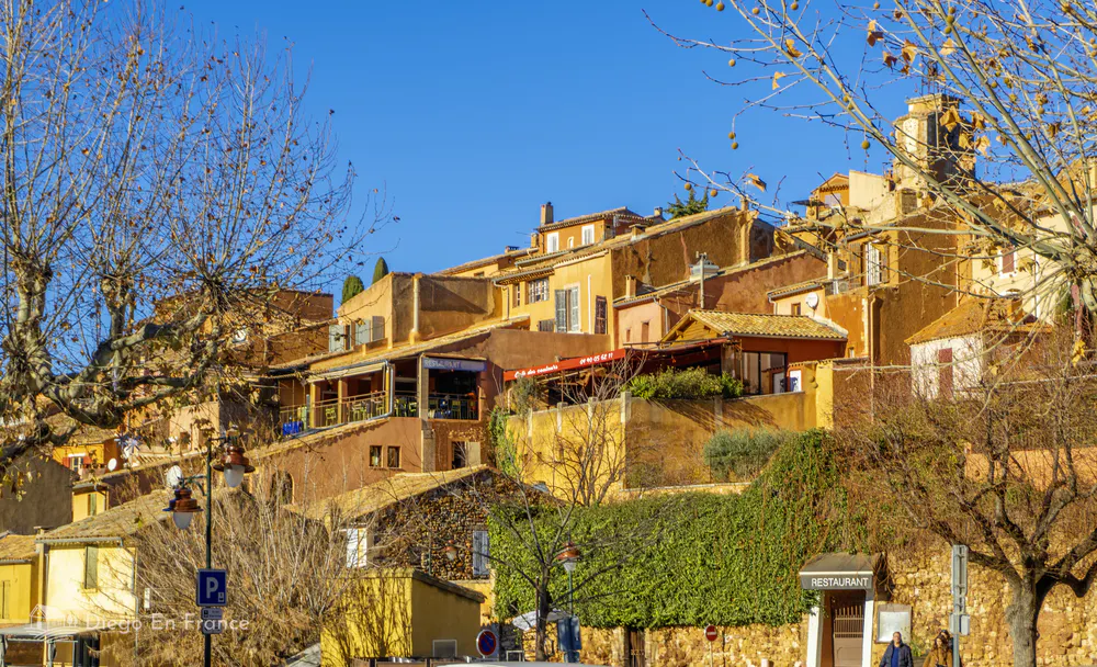 Fotografía de diegoenfrance.com de las casas del centro de Roussillon, uno de los pueblos más bonitos del sur de Francia