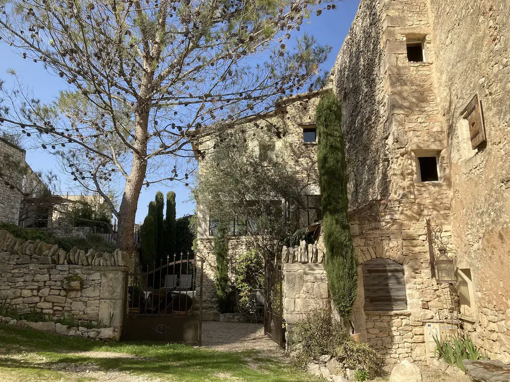 Fotografía de diegoenfrance.com de una antigua casa de pueblo reciclada con jardín y entrada privada