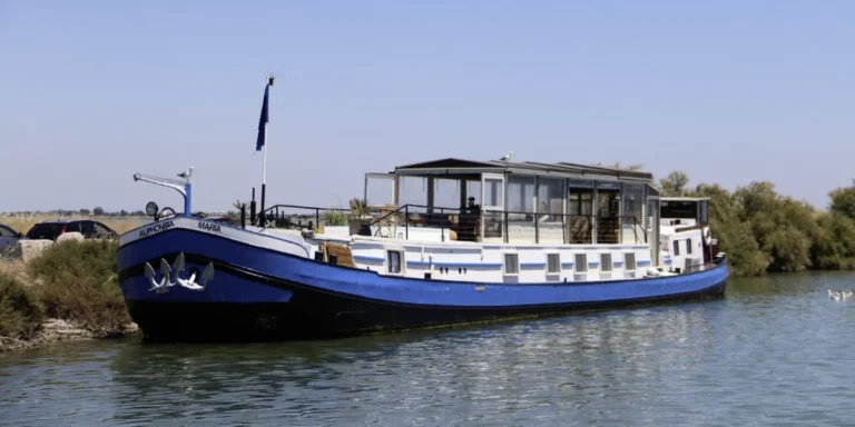 Foto de Un barco en un canal, uno de los alojamientos insolitos en Occitania en Barco