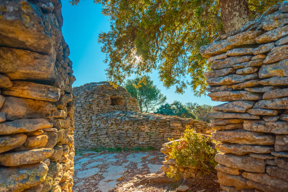 Fotografía de diegoenfrance.com del Village des Bories, mostrando la arquitectura tradicional de piedra seca cerca de Gordes