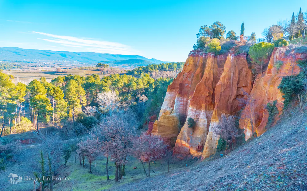 Fotografía de diegoenfrance.com de los acantilados de ocre en Roussillon, una de las formaciones naturales más impresionantes de Provenza