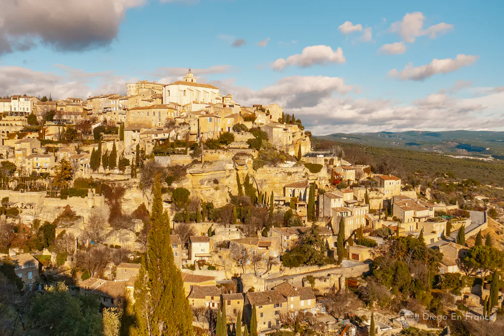 Fotografía de diegoenfrance.com del pueblo de Gordes bañado por la luz dorada del atardecer