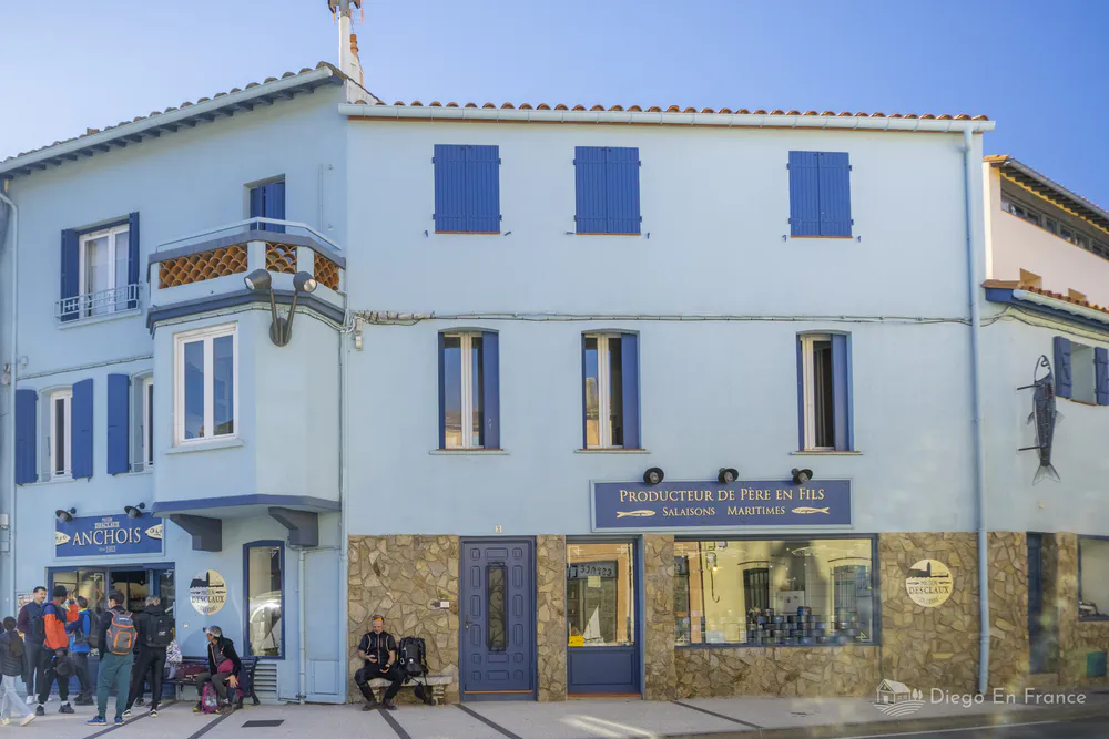 Facade of a typical boutique in Collioure decorated with vibrant colors.