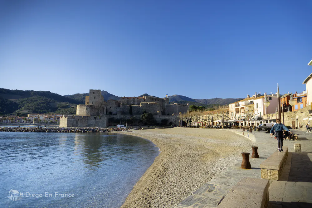 Boramar beach in Collioure with bathers enjoying the sun.