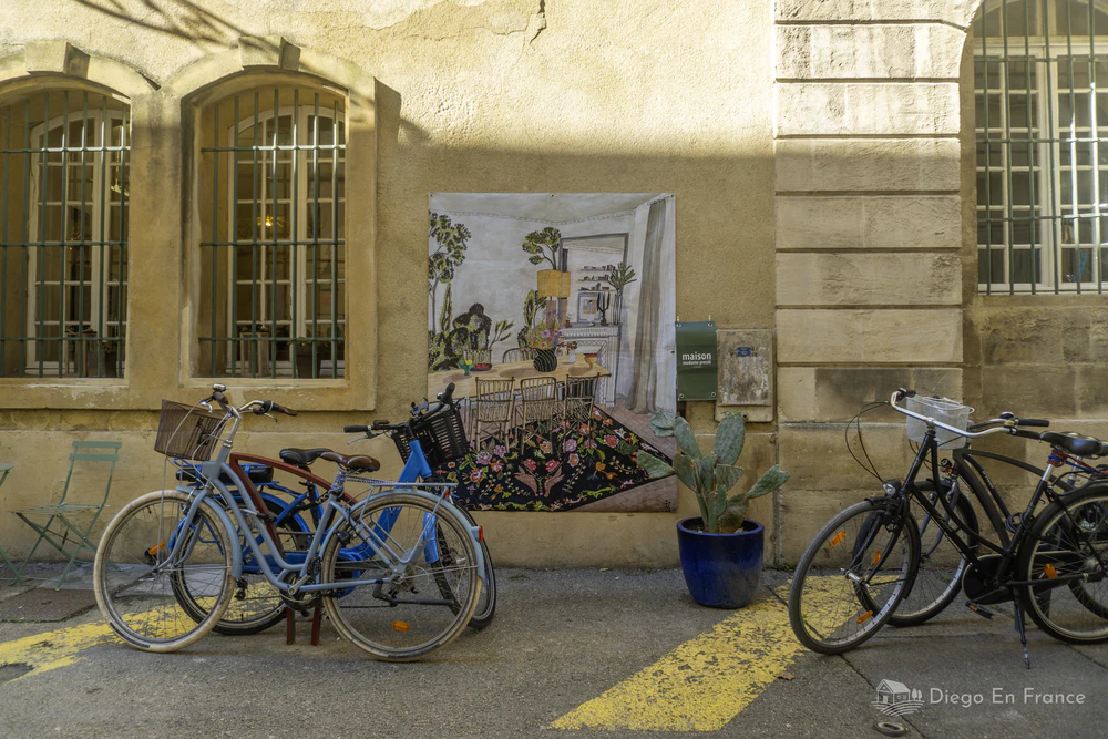 Photo by diegoenfrance.com showing a corner of La Roquette full of charm, ideal for a family walk in Arles.
