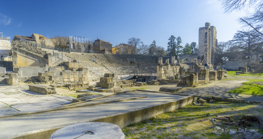 Photo by diegoenfrance.com showing the tiers and structures of the ancient theater, an essential visit in Arles.