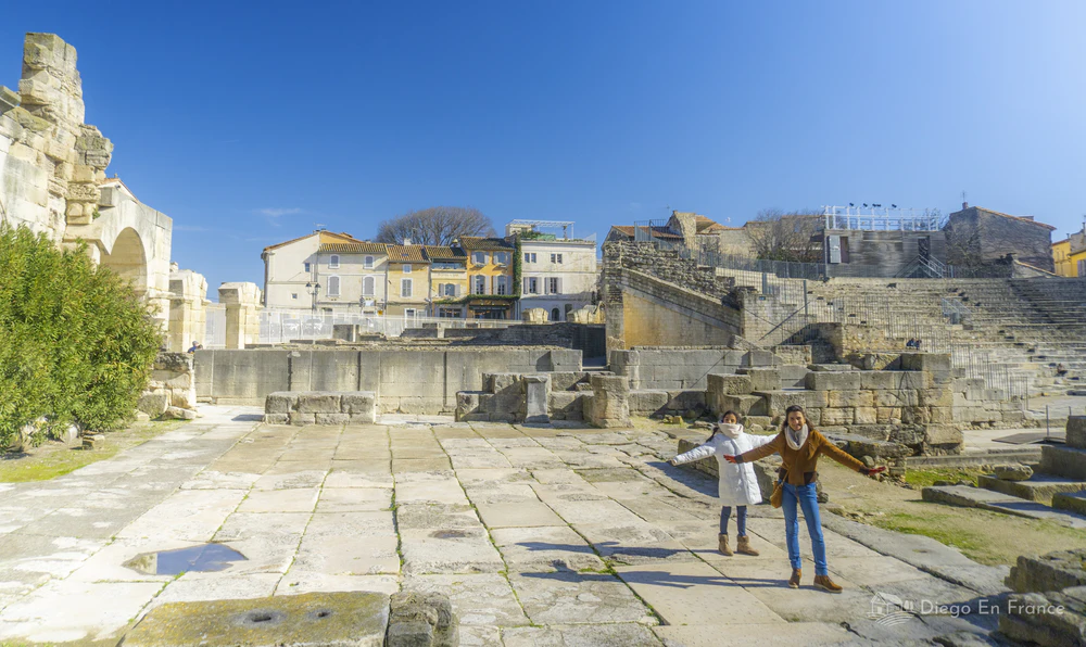 Photo by diegoenfrance.com showing a family touring the ruins of the Roman theater, ideal plan with children in Arles.