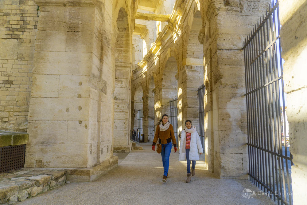 Photo by diegoenfrance.com that portrays a family visit inside the Roman Colosseum, ideal for children.