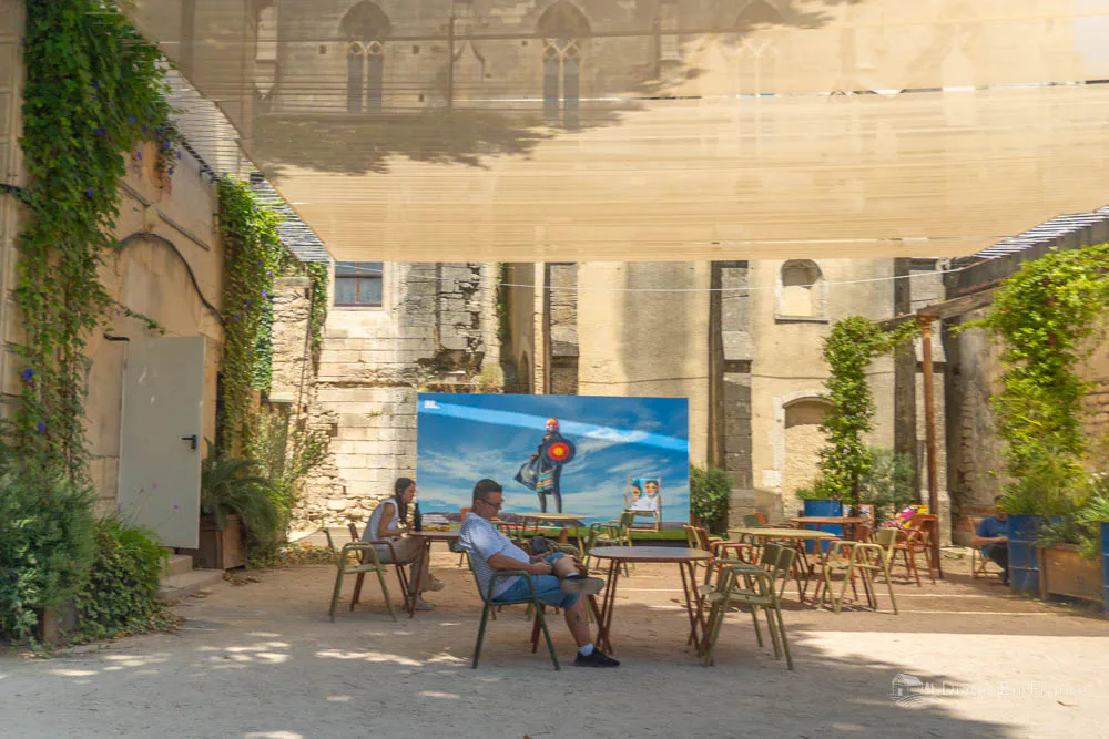 Fotografía de diegoenfrance.com de un patio en Arles con arte al aire libre, muestra del dinamismo cultural que forma parte de qué ver en Arles
