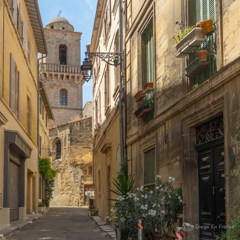 Fotografía de diegoenfrance.com de una calle del centro histórico de Arles, ideal para quienes buscan qué ver en Arles y disfrutar de su arquitectura medieval