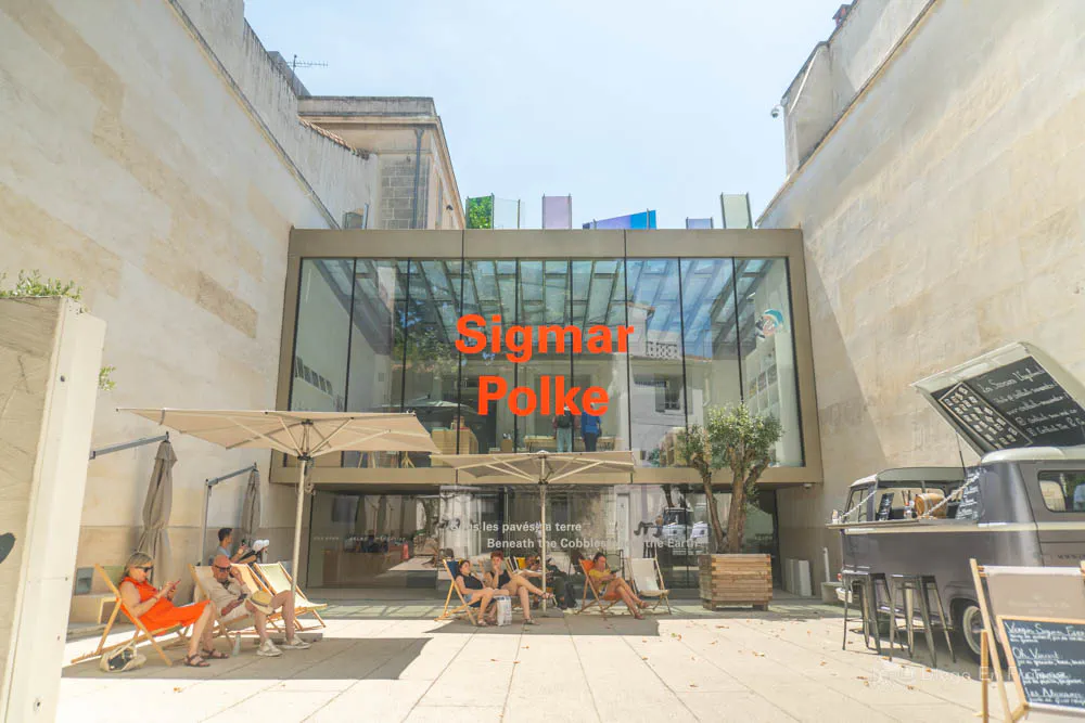 Fotografía de diegoenfrance.com de la fachada de una galería en Arles, ejemplo de la fusión entre patrimonio histórico y arte moderno en la ciudad