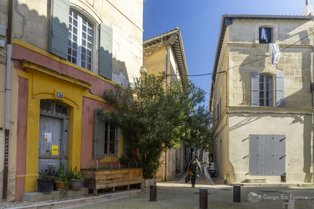 Photo by diegoenfrance.com capturing the authentic atmosphere of the La Roquette district of Arles.