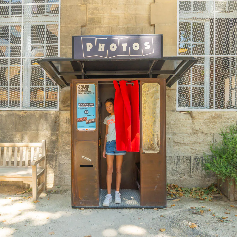 Fotografía de diegoenfrance.com de una cabina fotográfica en Arles, reflejando el ambiente artístico y moderno que enriquece qué ver en Arles