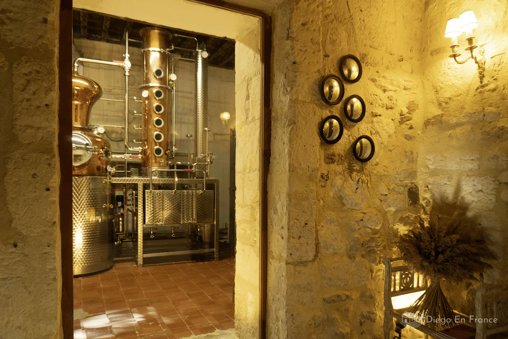 Photo by diegoenfrance.com showing the warm and elegant interior of the Bigourdan artisanal distillery, a visit with a difference in Arles.