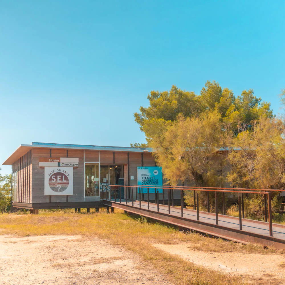 Fotografía de diegoenfrance.com de la fachada del Museo de la Camargue en Arles, punto de partida ideal para recorrer el sendero de interpretación y descubrir qué ver cerca de Arles