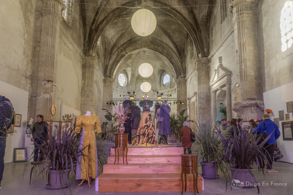 Photo by diegoenfrance.com portraying the fusion between heritage and art in Arles, ideal for a visit with children.