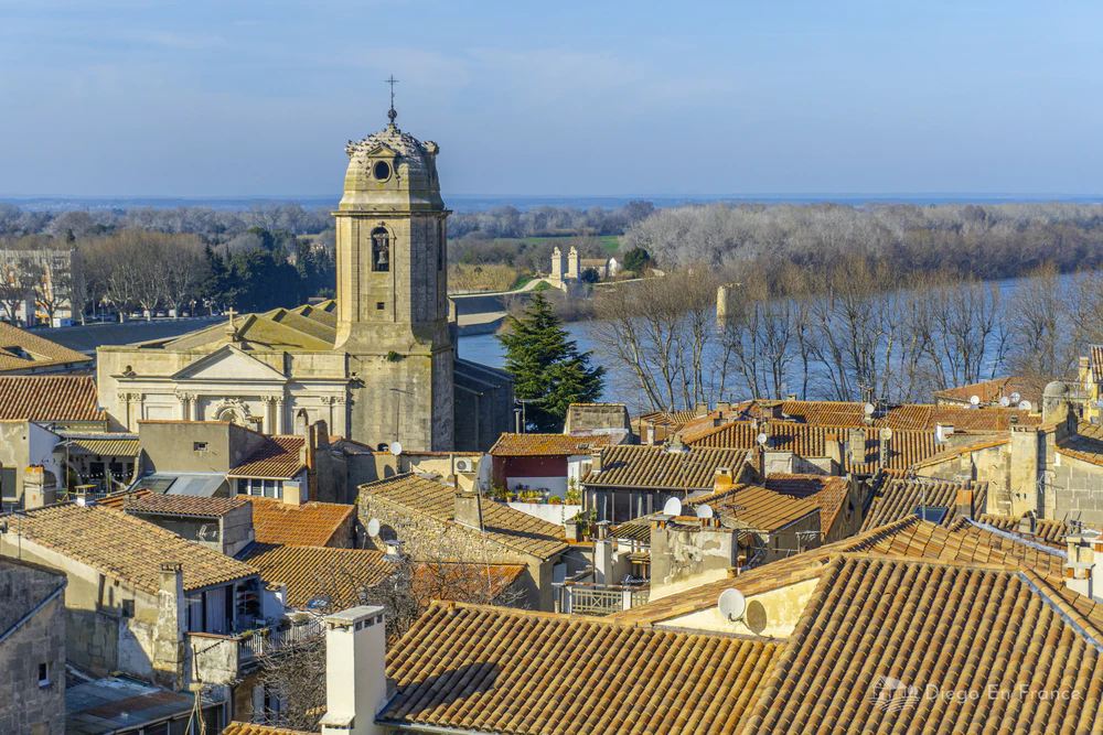 Photo by diegoenfrance.com showing the rooftops of Arles and the Rhone, ideal to illustrate what to see in Arles on a family getaway.