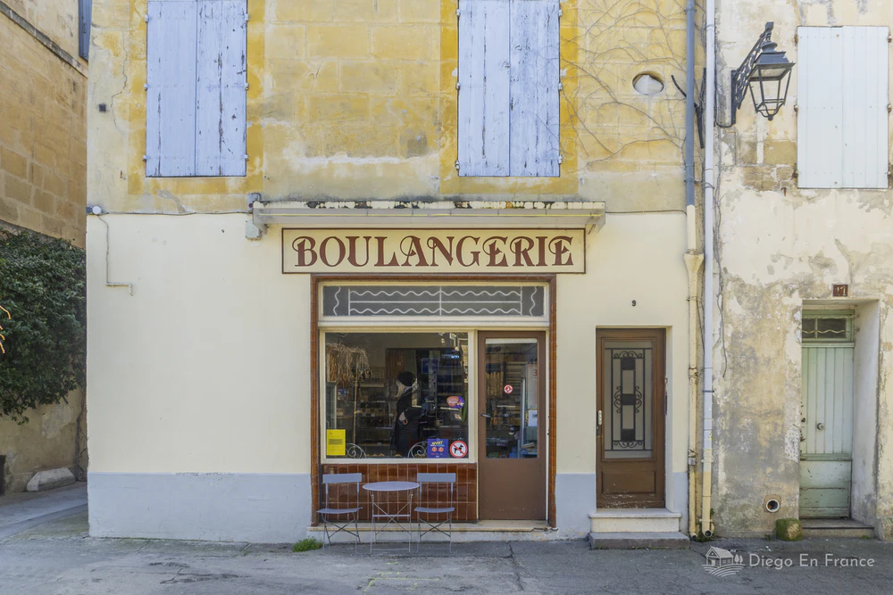Photo by diegoenfrance.com showing a typical boulangerie, a must stop for those visiting Arles with children.