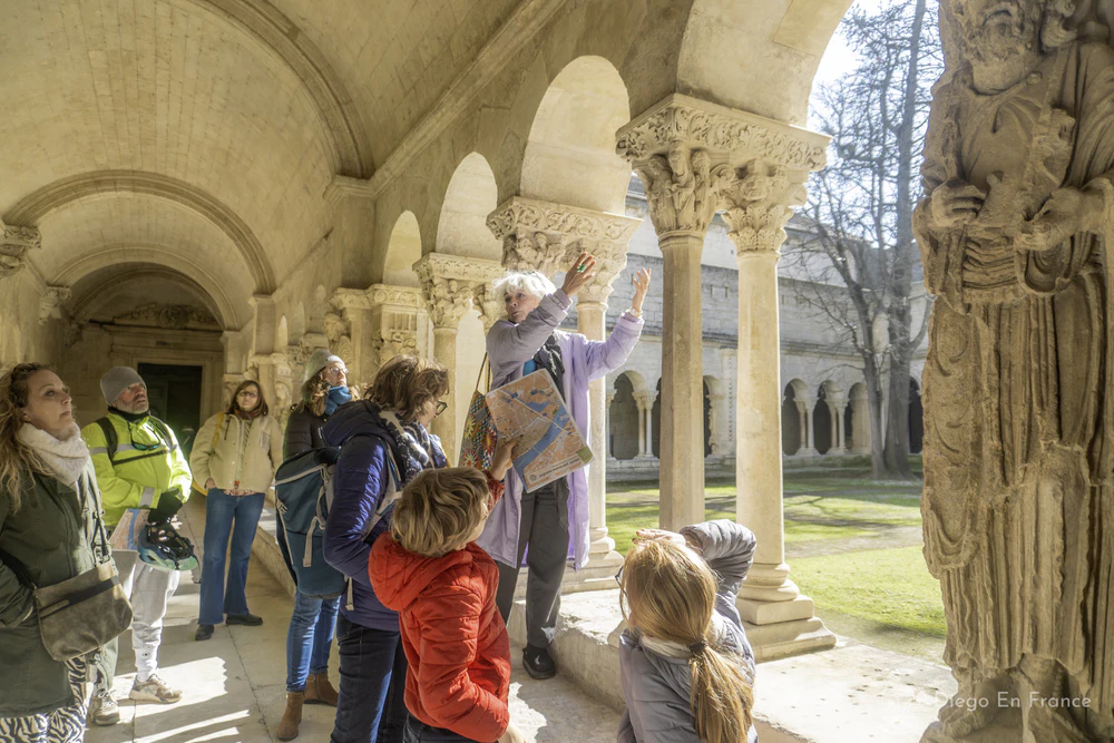 Photo by diegoenfrance.com showing a guided family tour, a great way to learn and enjoy Arles.