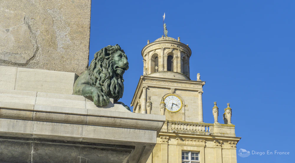 Photo by diegoenfrance.com with the lion sculpture and the clock of the Hôtel de Ville, icons of the historic center of Arles.