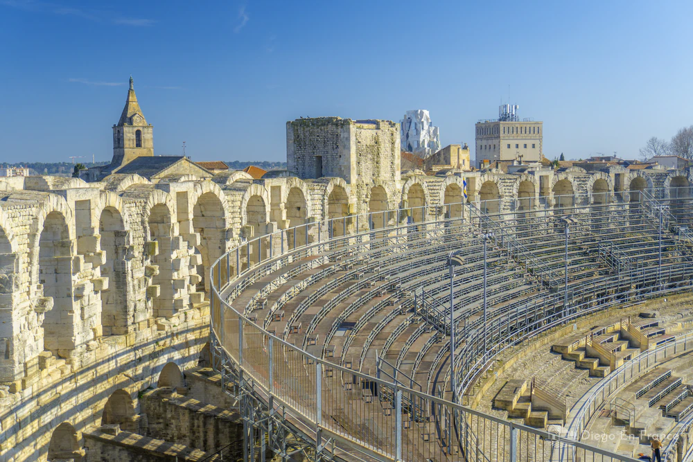 Photo by diegoenfrance.com showing the structure and panoramic view of the amphitheater, a jewel of heritage in Arles.
