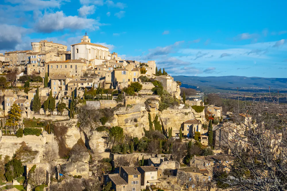 Panoramic view of Gordes in Provence, a village perched on a cliff surrounded by Provencal nature. Photo by diegoenfrance.com