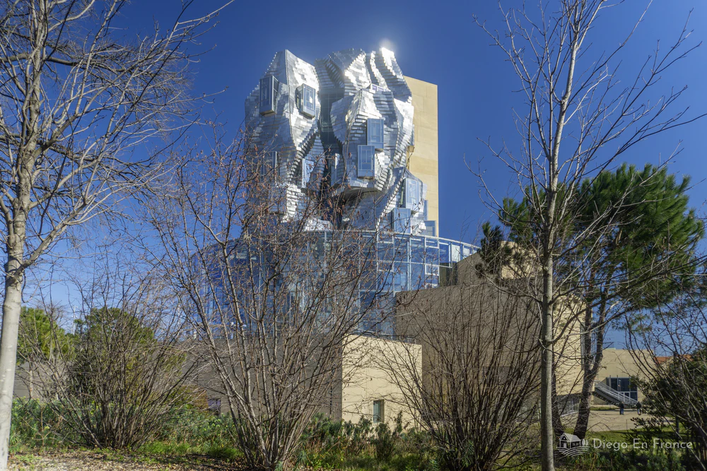 Fotografía de diegoenfrance.com de la Torre LUMA en Arles, símbolo de innovación artística y uno de los imprescindibles que ver en Arles para los amantes del arte moderno