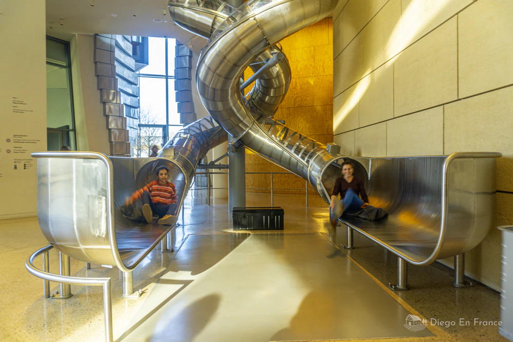 Photo by diegoenfrance.com with a family enjoying the interactive experience at the LUMA museum in Arles.