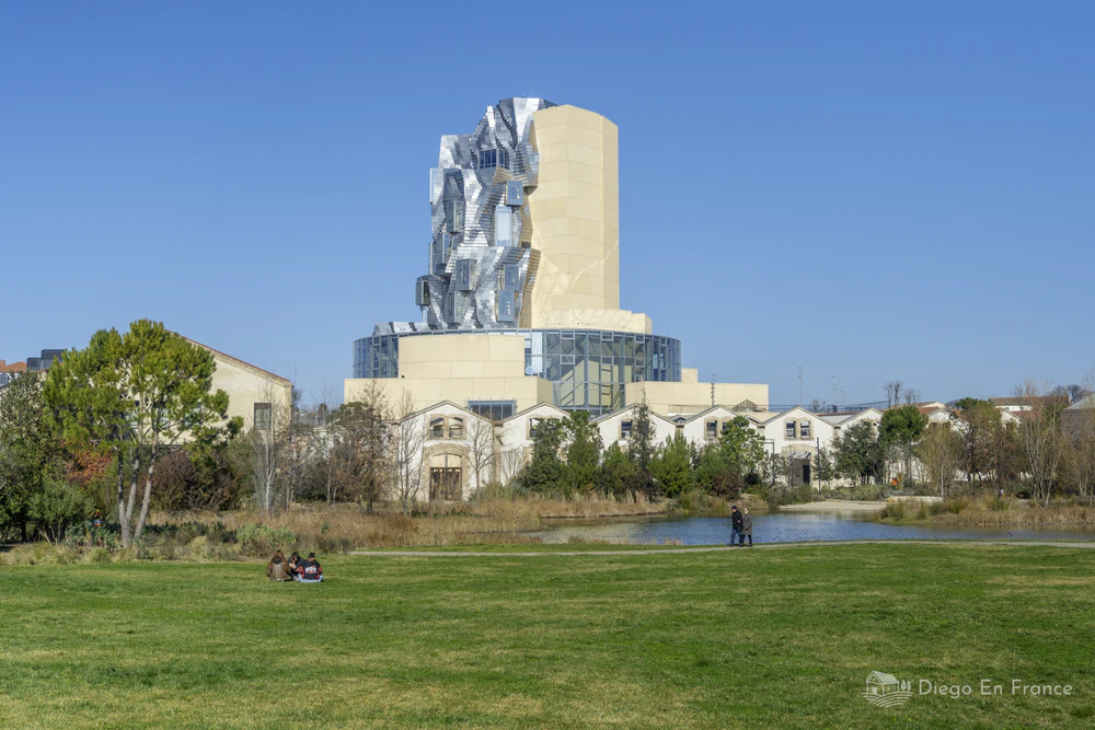 Photo by diegoenfrance.com highlighting the integration of the LUMA building with the green spaces, ideal for a walk with children.
