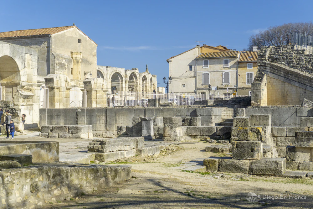 Photo by diegoenfrance.com detailing the archaeological remains of the theater, ideal for family exploration.