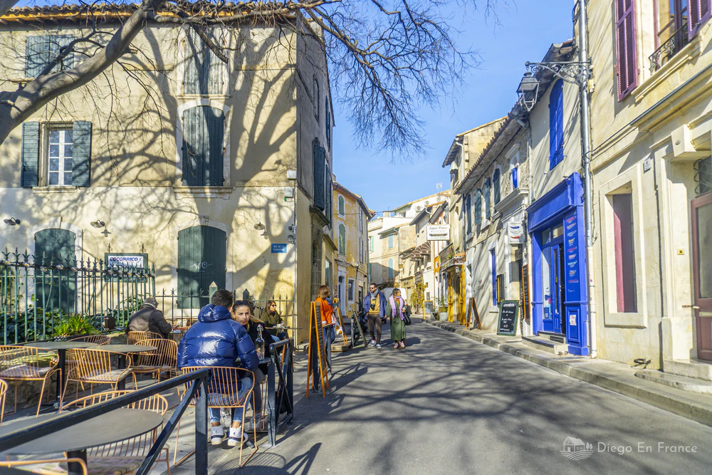 Photo by diegoenfrance.com showing the relaxed atmosphere of Arles' streets, perfect for family tourism.