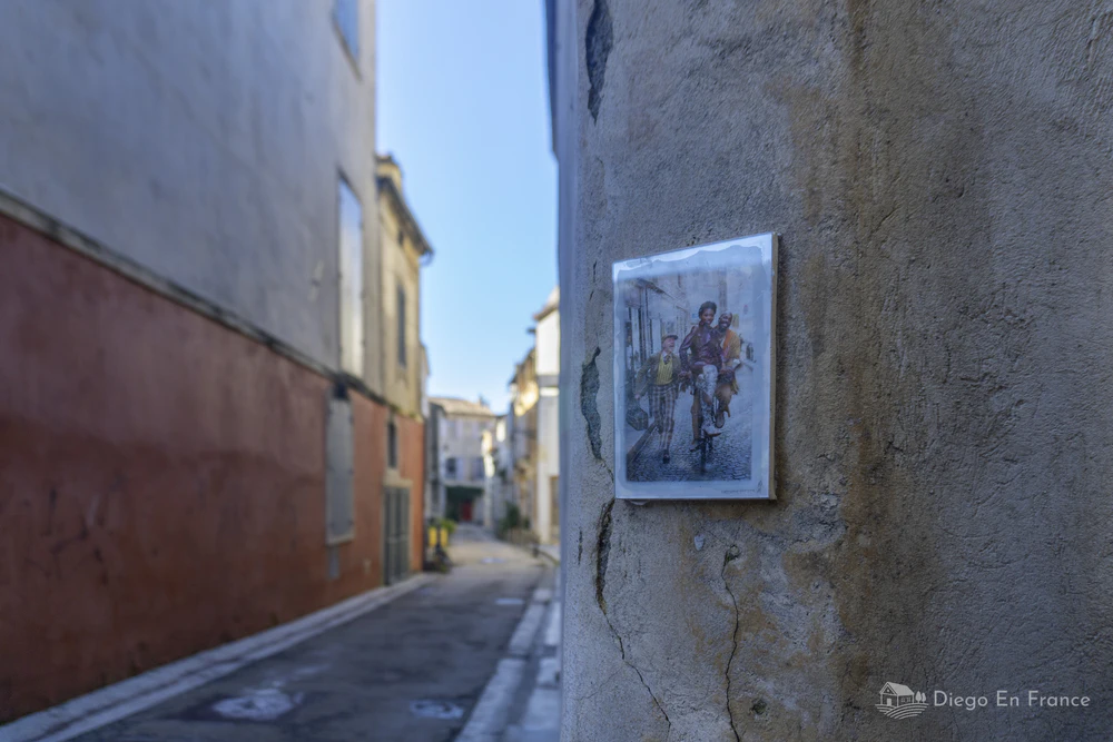 Photo by diegoenfrance.com capturing curious details of urban art hidden among the little streets of Arles.