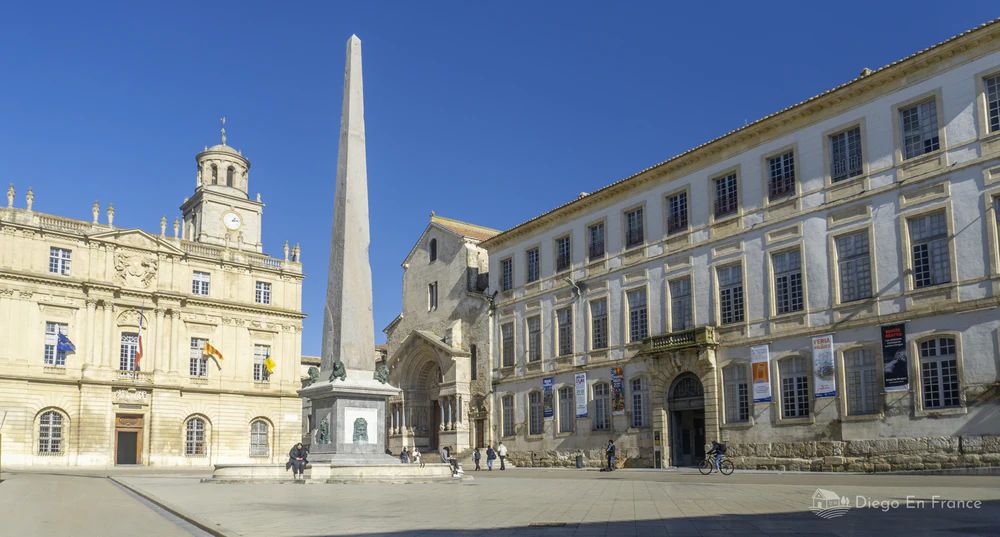 Photo by diegoenfrance.com with the obelisk, the town hall and the church of Saint-Trophime, not to be missed during your visit to Arles.