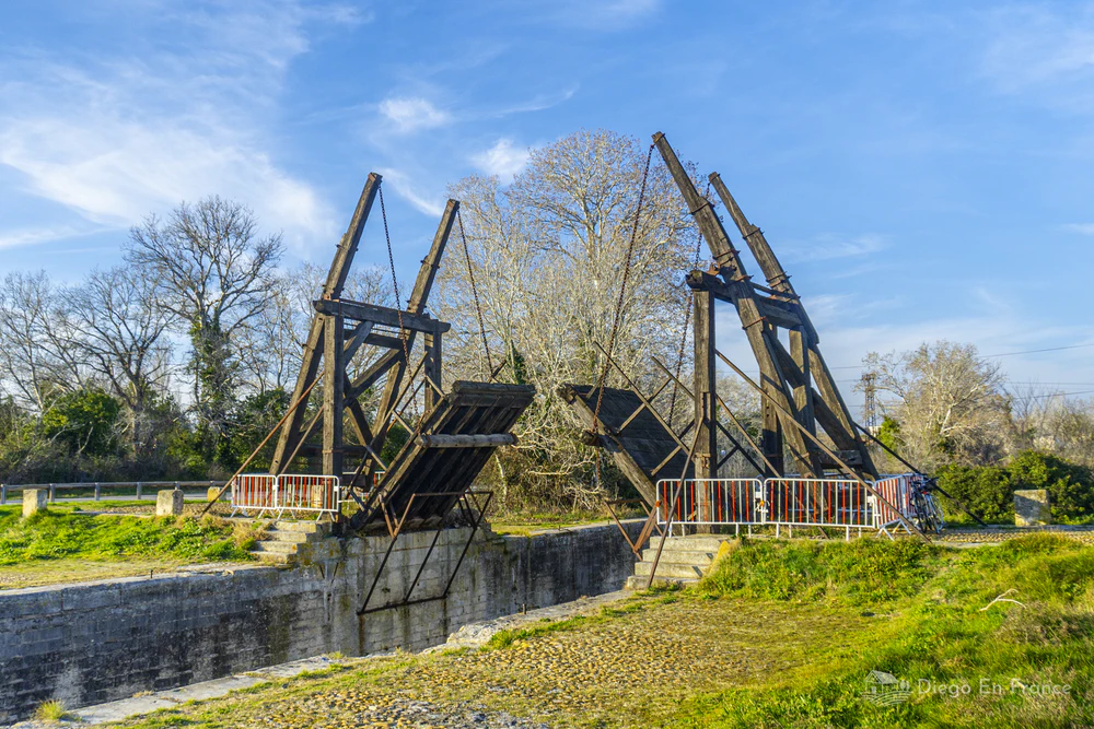 Photograph by diegoenfrance.com of the drawbridge that appears in the painter's paintings, a perfect place for art lovers.