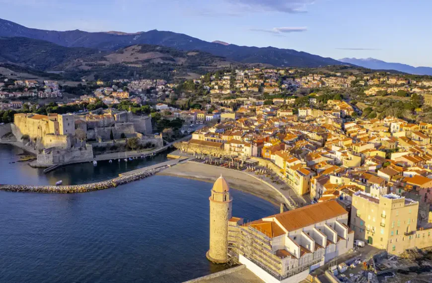 Vista aerea de Collioure al atarceder, con sus casitas coloreadas.