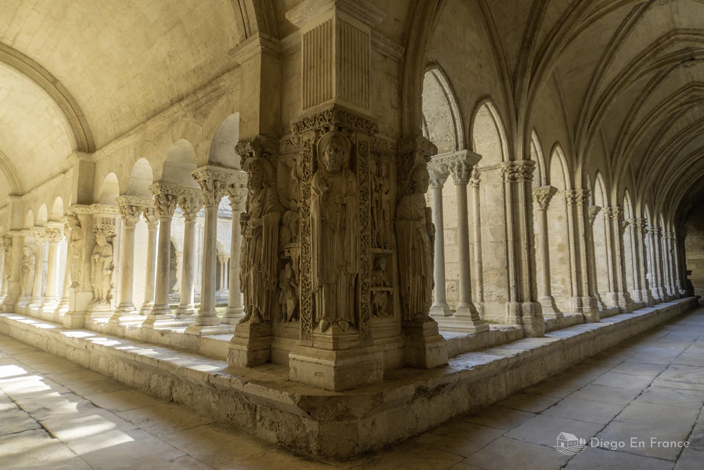 Photo by diegoenfrance.com of the Romanesque cloister of Saint-Trophime, a jewel of medieval art to discover in Arles.
